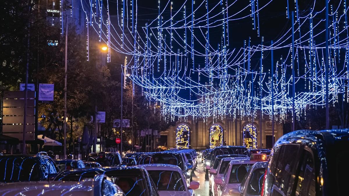 Automašīnas uz ceļa ar izgaismotām virtenēm nakts laikā