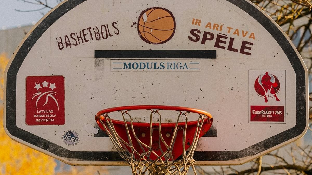 Basketbola grozs brīvā dabā Latvijas rudens ainavā
