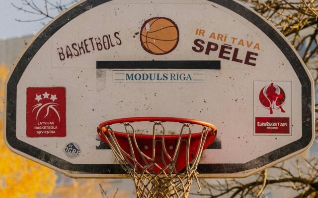 Basketbola grozs brīvā dabā Latvijas rudens ainavā