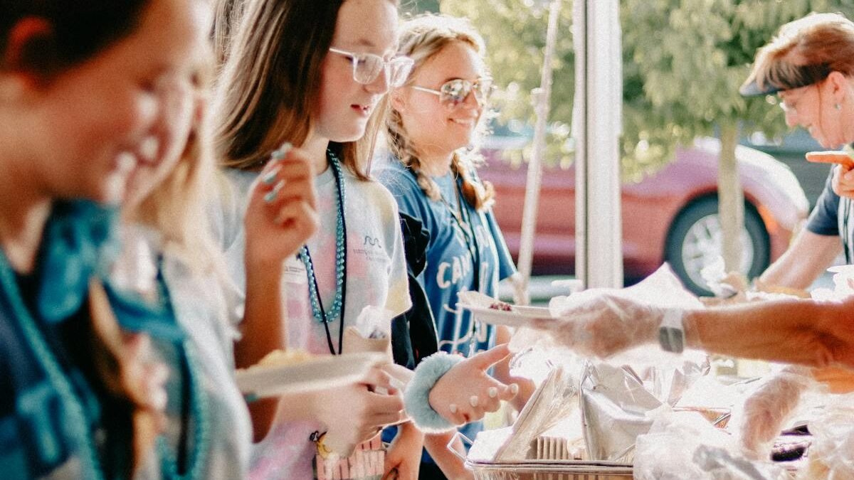 Dzīvespriecīgs vasaras baznīcas kopienas pikniks