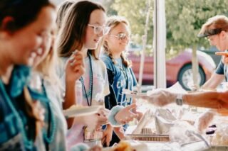 Dzīvespriecīgs vasaras baznīcas kopienas pikniks