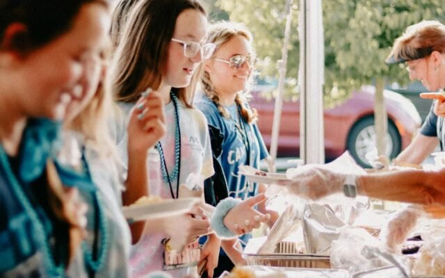 Dzīvespriecīgs vasaras baznīcas kopienas pikniks