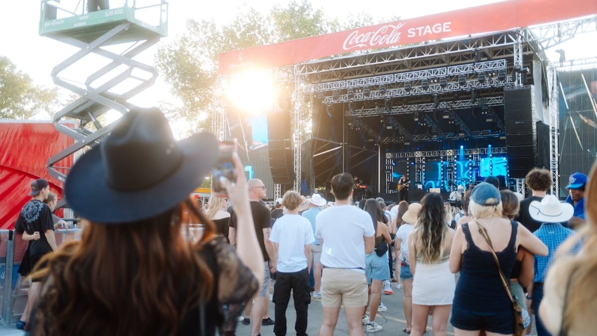 Brīvdabas mūzikas festivāls ar dzīvo skatuves priekšnesumu