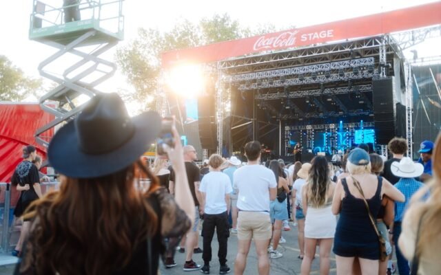 Brīvdabas mūzikas festivāls ar dzīvo skatuves priekšnesumu
