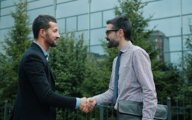Divi profesionāļi sarokojas ārā