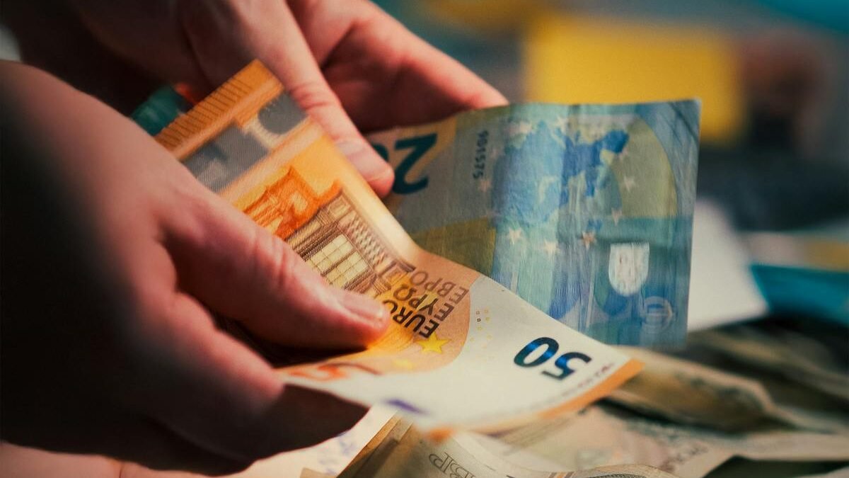Eiro banknošu skaitīšana blāvā apgaismojumā