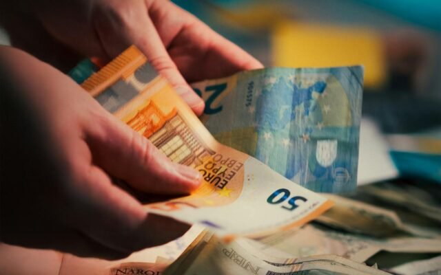 Eiro banknošu skaitīšana blāvā apgaismojumā