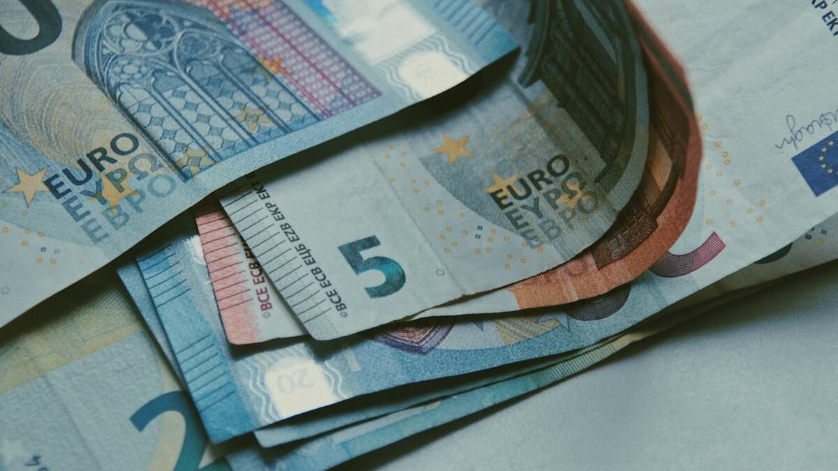 Eiro banknošu tuvplāns uz baltas virsmas