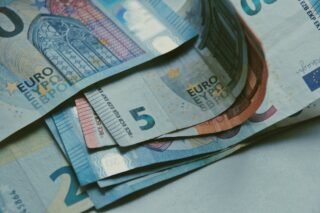 Eiro banknošu tuvplāns uz baltas virsmas
