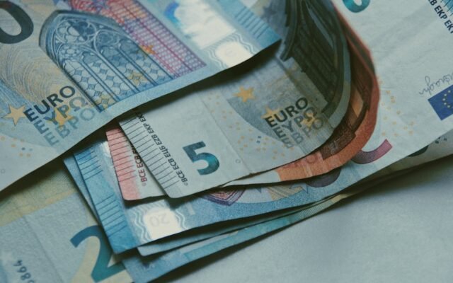 Eiro banknošu tuvplāns uz baltas virsmas