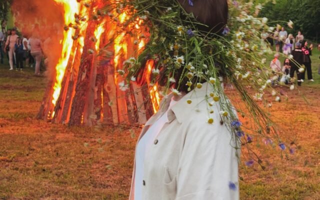 Festivāla svinības ar ugunskuru un ziedu vainagiem