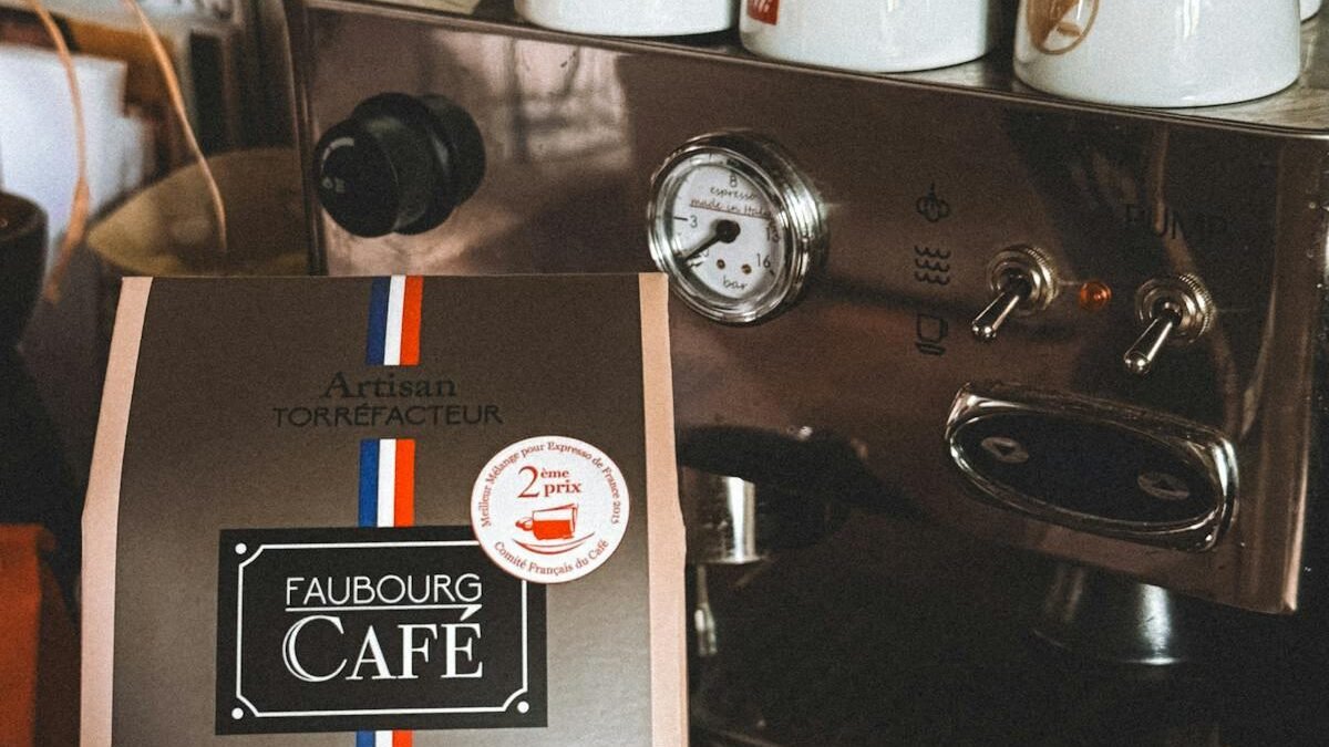Kafijas pupiņu maiss un espresso aparāts kafejnīcas vidē