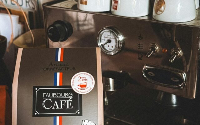 Kafijas pupiņu maiss un espresso aparāts kafejnīcas vidē