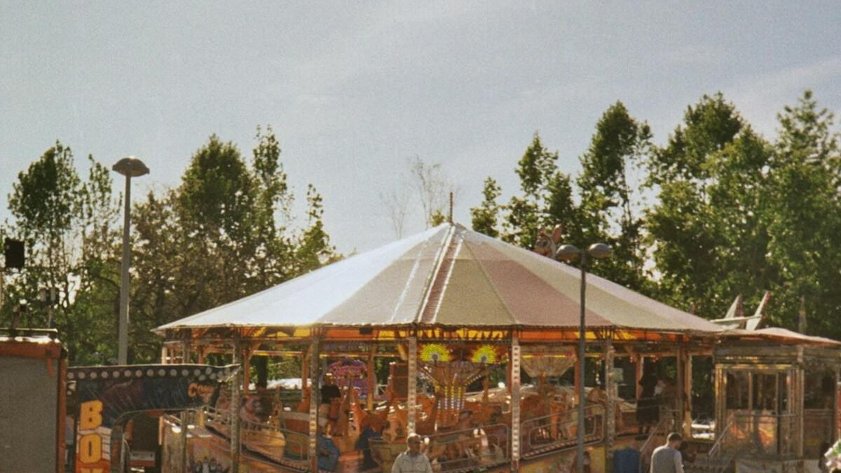 Karuselis atrakciju parkā