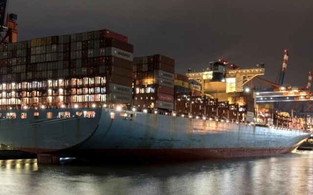 Edith Maersk konteinerkuģis ostā vakarā