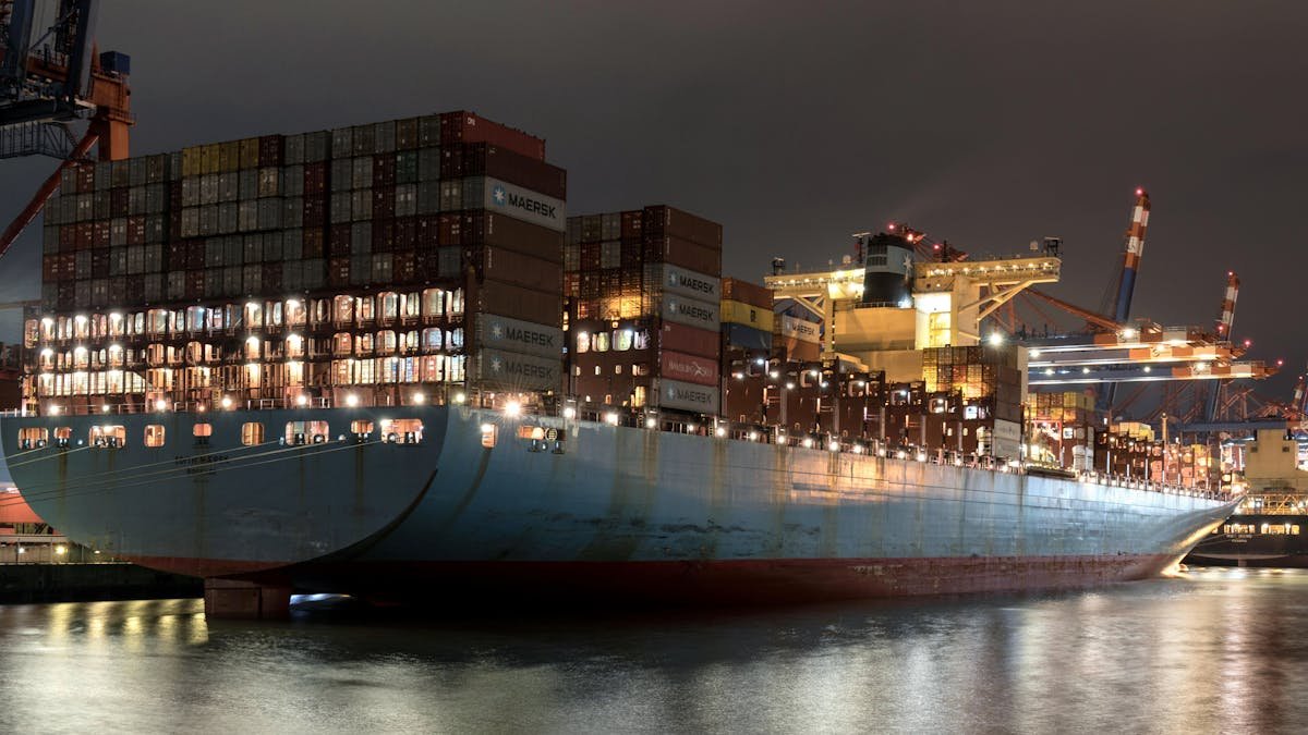 Edith Maersk konteinerkuģis ostā vakarā