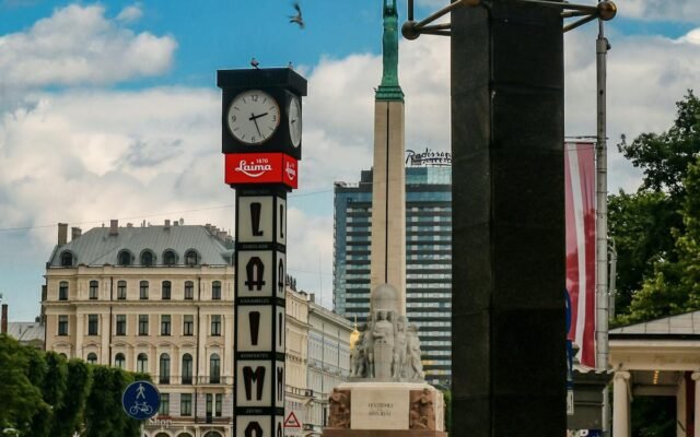 Laukums ar pieminekli pilsētā