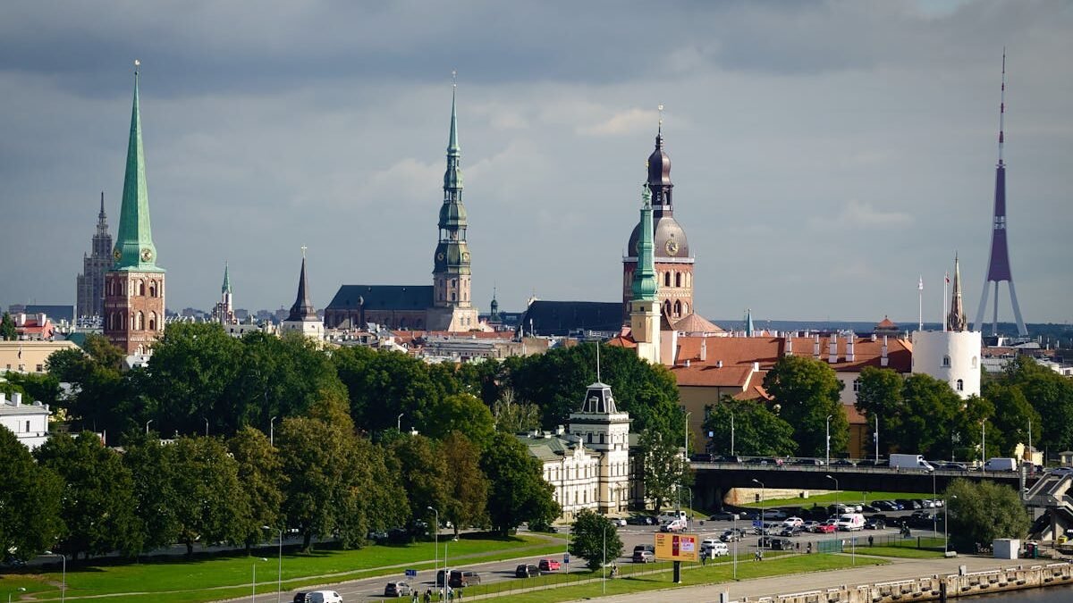 Gleznaina Rīgas panorāma ar vēsturiskajām smailēm