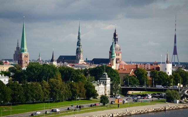 Gleznaina Rīgas panorāma ar vēsturiskajām smailēm
