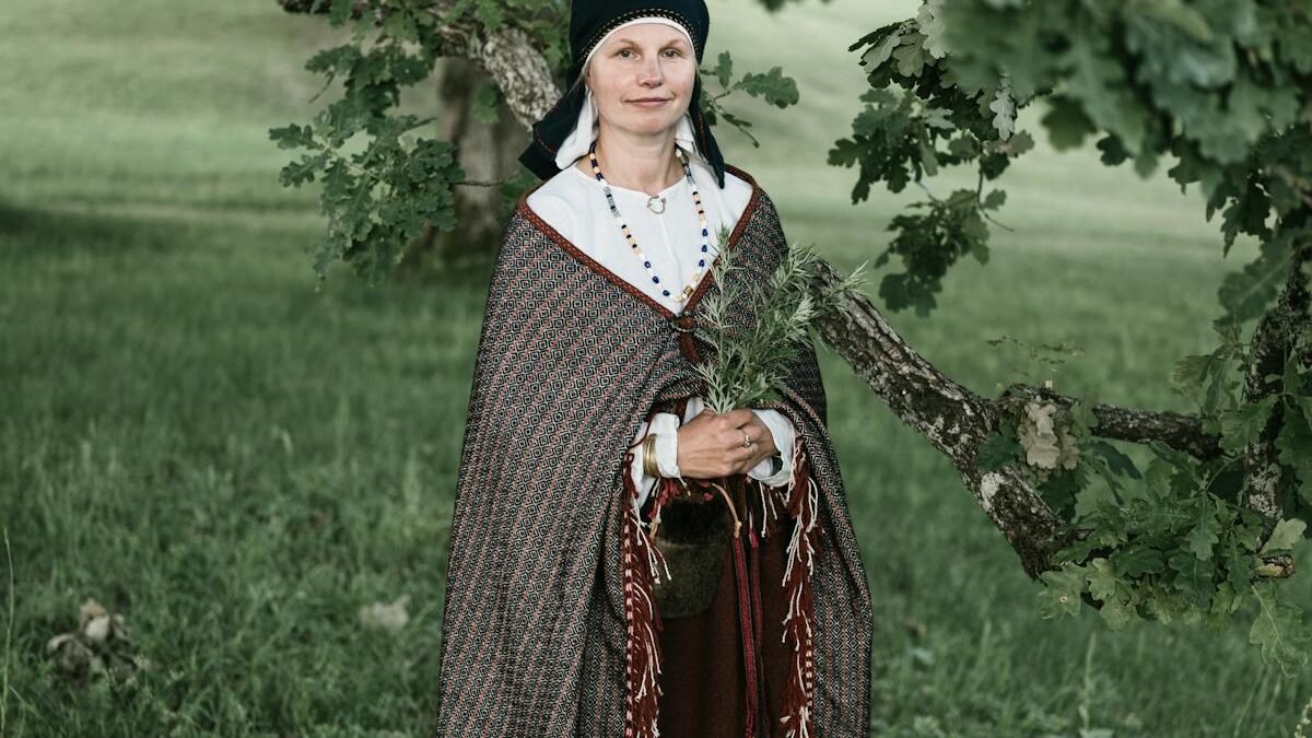 Sieviete stāv zem koka