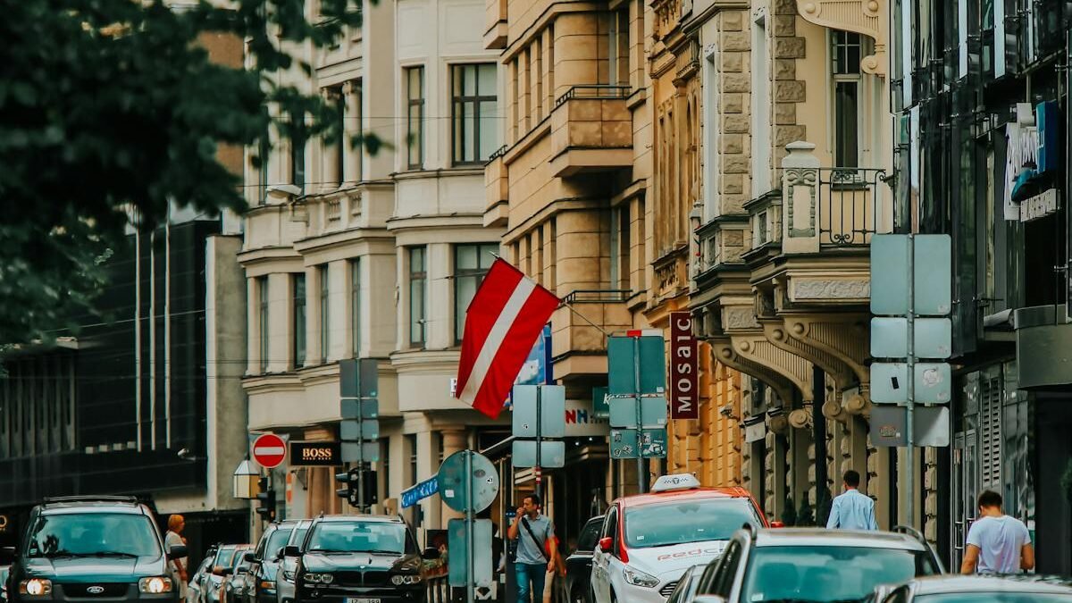 Skats uz Rīgu ar automašīnām un karogu