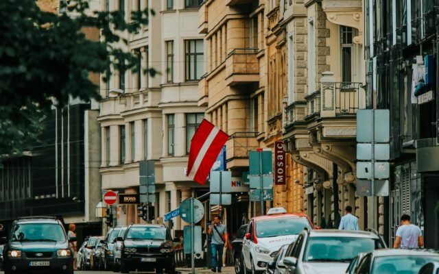 Skats uz Rīgu ar automašīnām un karogu