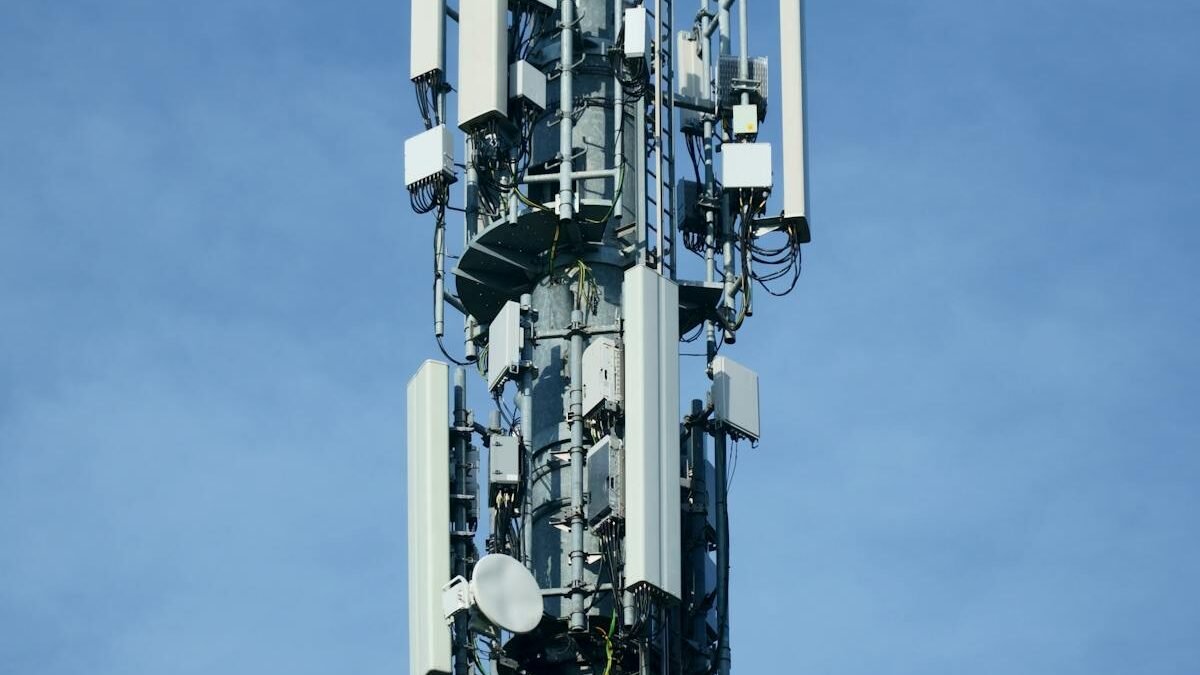 Releju kopums telekomunikāciju mastā