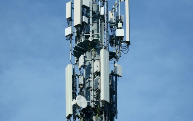 Releju kopums telekomunikāciju mastā