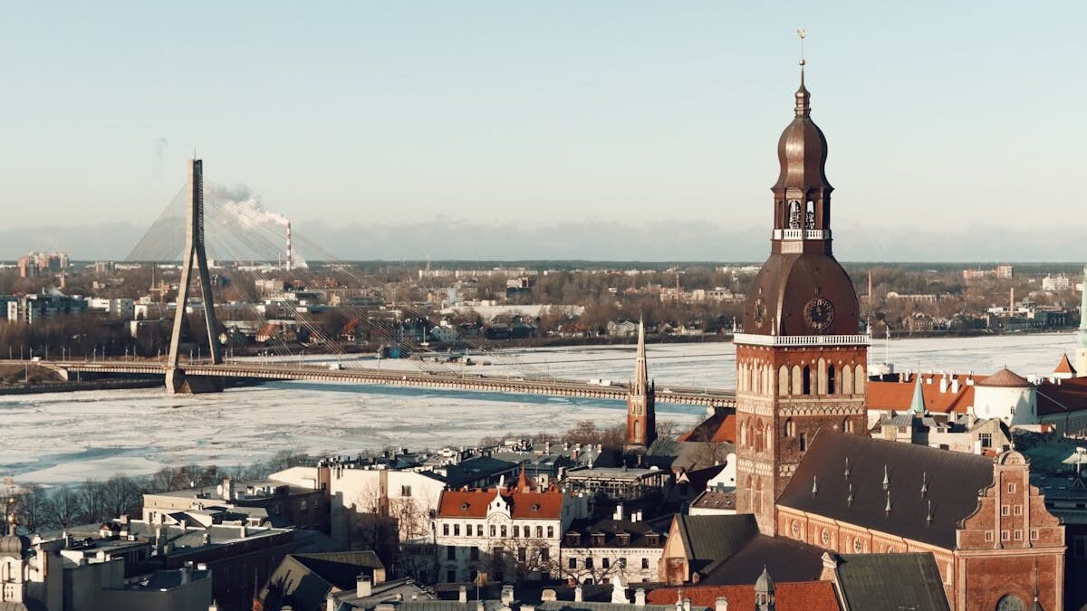 Tilts pār sasalušu upi Rīgā