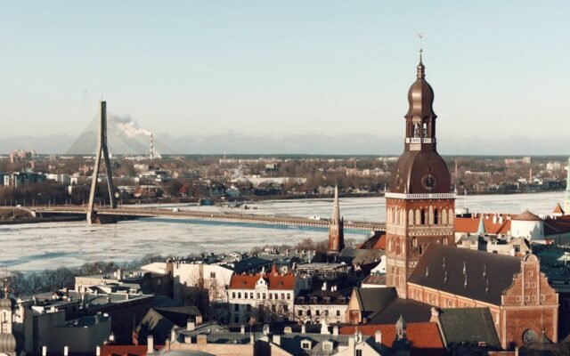 Tilts pār sasalušu upi Rīgā