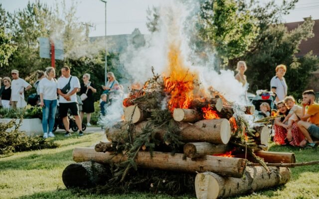 Ugunskura pasākums brīvā dabā dienas laikā