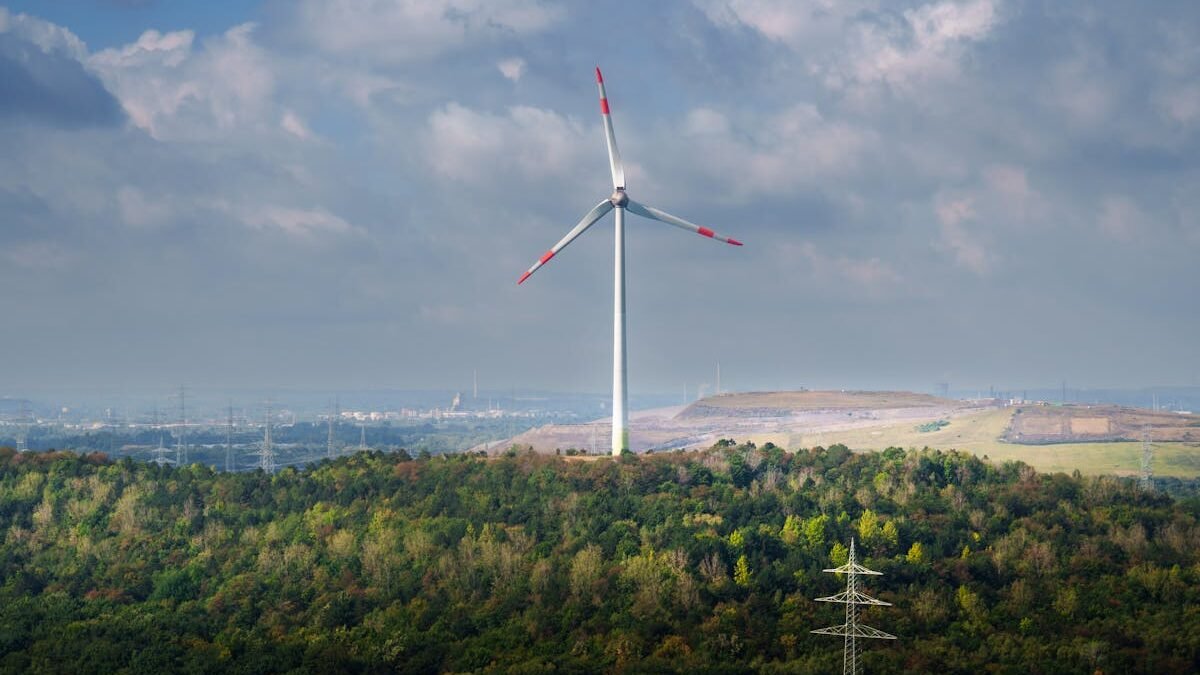 Vēja turbīna gleznainā zaļā ainavā