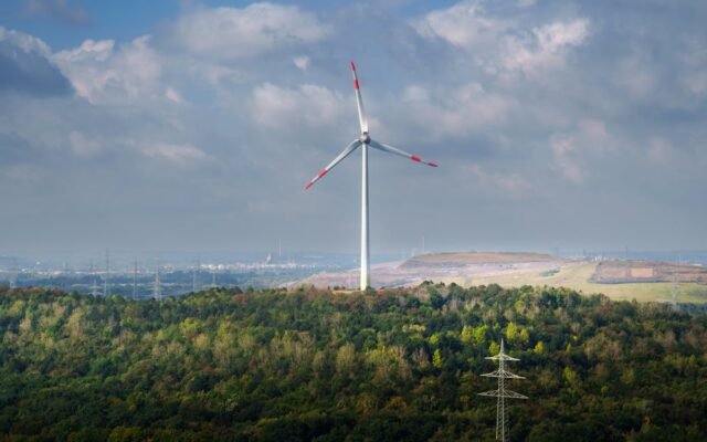 Vēja turbīna gleznainā zaļā ainavā