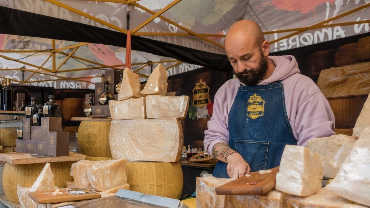 Vīrietis pārdod Parmiggiano Reggiano sieru
