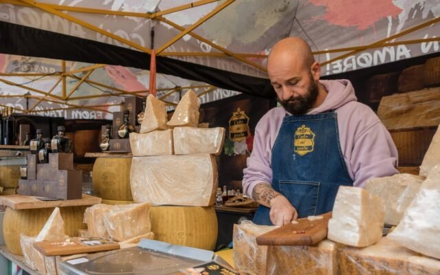 Vīrietis pārdod Parmiggiano Reggiano sieru